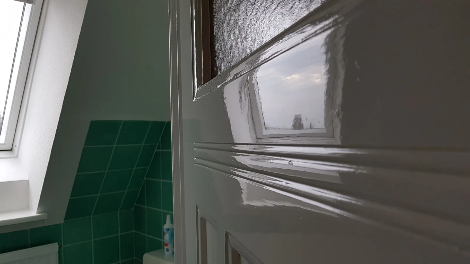 Weißgefärbte Badezimmertür